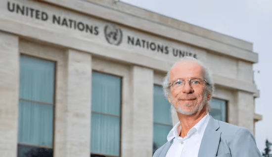 Dr Daniel Favre - devant le bâtiment des Nations Unies