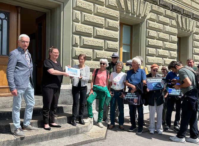 Gemeinsame Petitionsübergabe «Keine Starlink-Satellitenantennen in Leuk»
Über 14 300 Unterschriften an die Bundeskanzlei überreicht